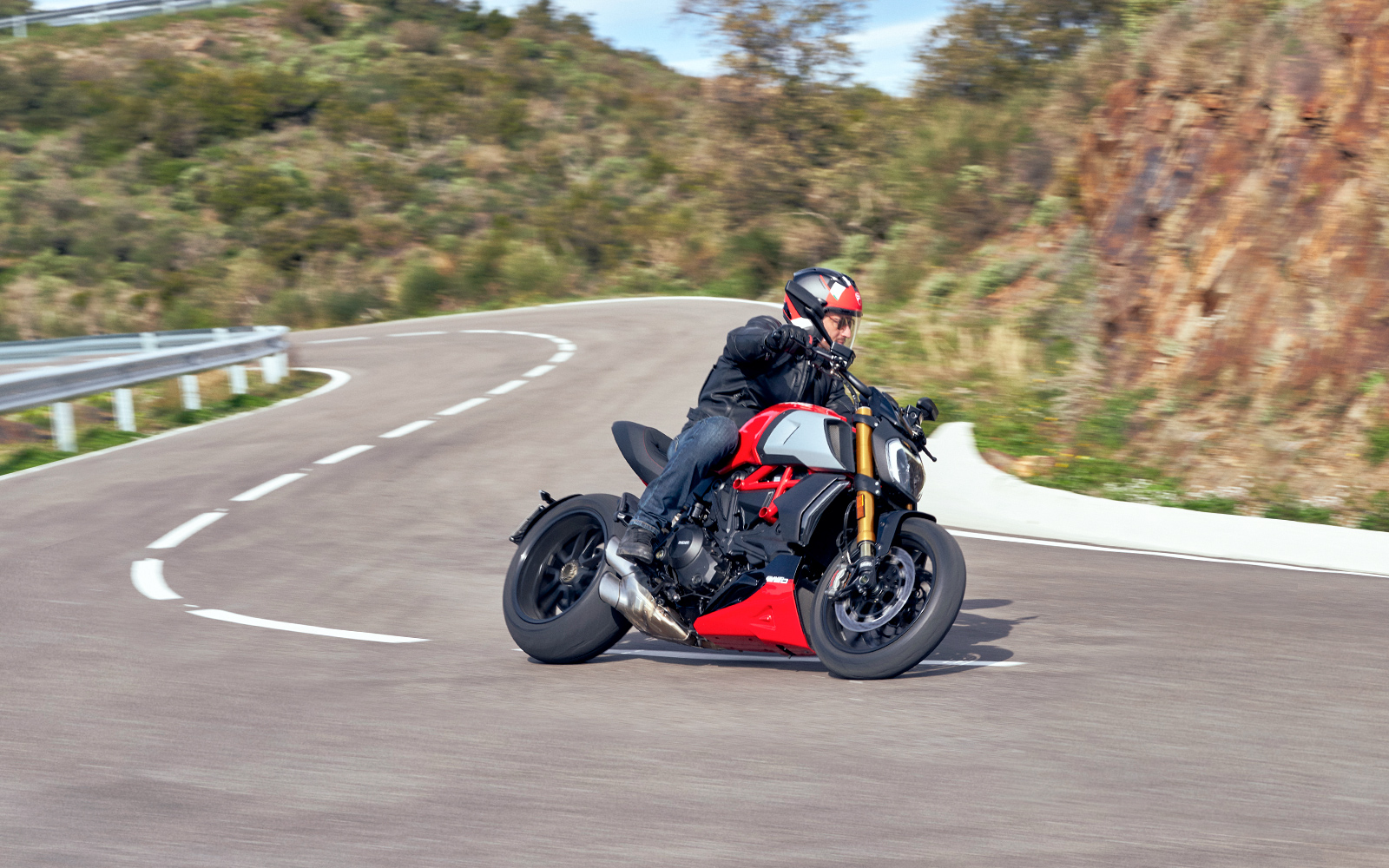 Diavel-1260-05-Hero-short-1600x1000