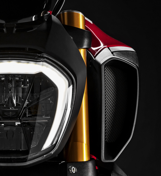 Diavel-1260-Red-01-Design-Carosello-677x740