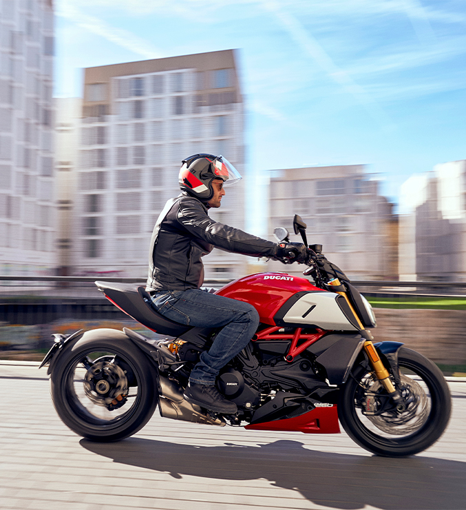 Diavel-1260-01-carousel-imgtext-677x740