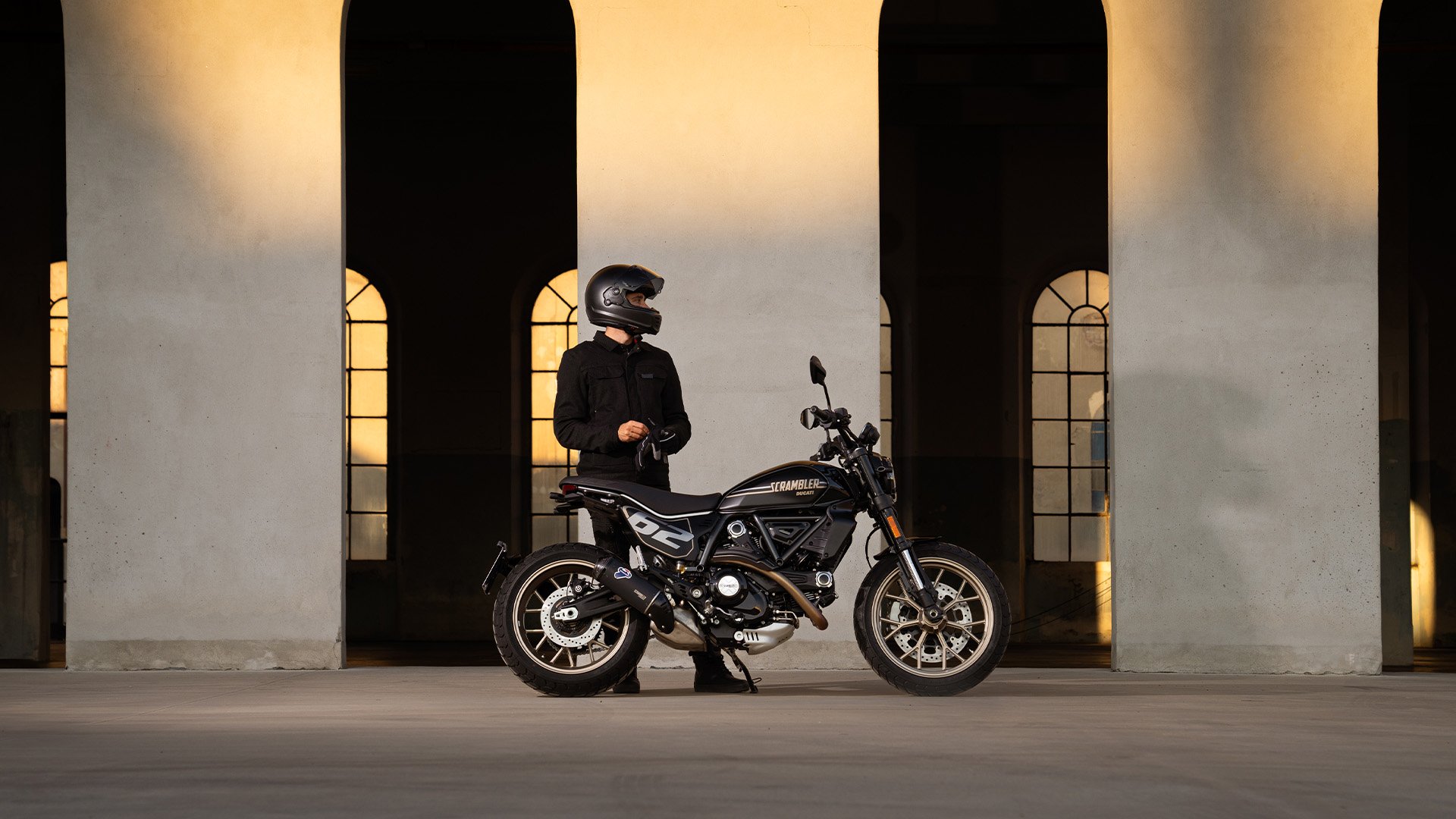 Scrambler-Full-Throttle-MY25-pagina-prodotto-single-media-1920x1080-01-2