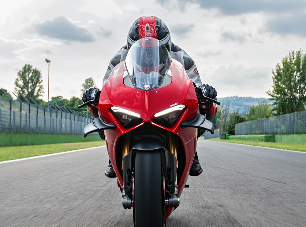 Panigale-V4-S-MY20-Red-Ambience-12-Gallery-1000x743